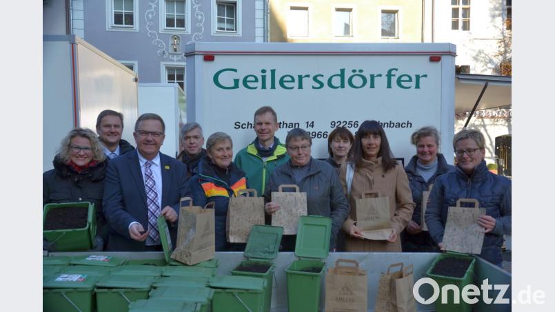 Die Vertreter von Stadt Amberg, vom Wochenmarkt und von der Firma Bergler machen Werbung für etwas, das früher selbstverständlich gewesen und mittlerweile fast verschwunden ist: die Papiertüte. Bild: ass