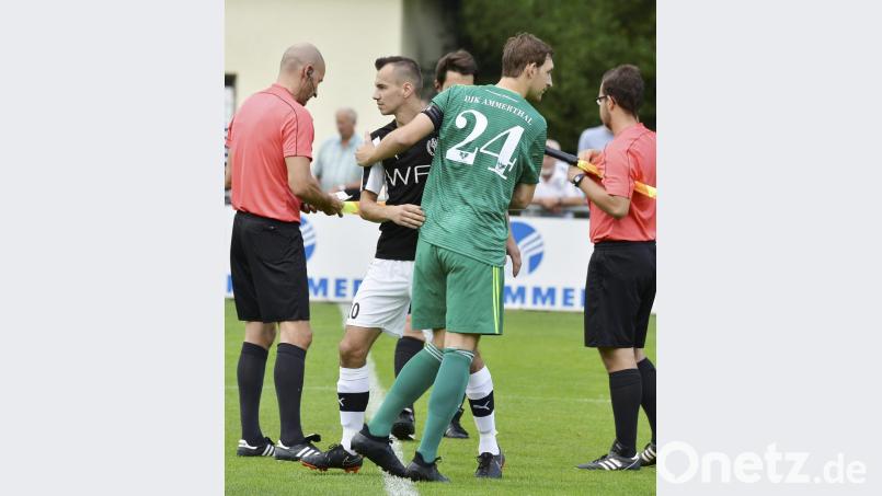 Im Hinspiel ein kurzes Umarmen: Die beiden Kapitän Mario Zitzmann (Ammerthal, vorne) und Timo Kohler (Gebenbach, hinten) Bild: Ziegler