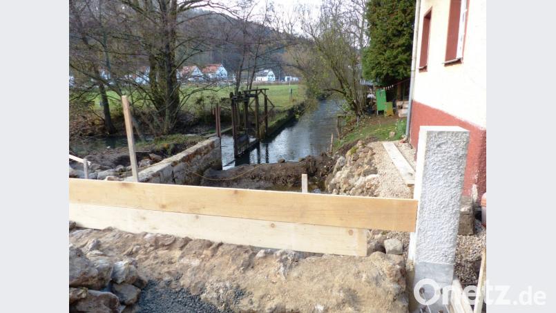 Ein Damm am Wehr hält Wasser vom Triebwerkskanal fern. Bild: jp