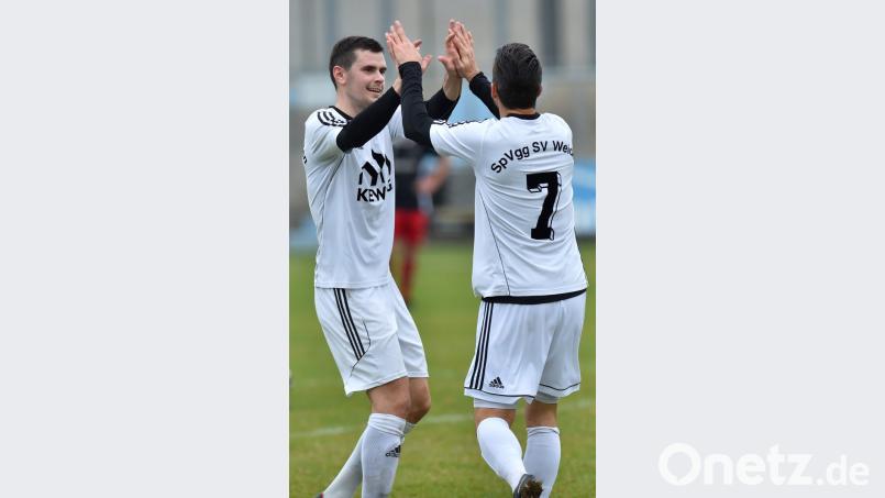 Zu bejubeln gab es bei der SpVgg SV Weiden II (links Stefan Graf, daneben Michael Riester) zuletzt eine Menge, nachdem sich in den vergangenen Wochen Dreier an Dreier reihte. Im Derby beim FC Weiden-Ost könnte die Siegesserie aber reißen. Bild: Alfred Schwarzmeier