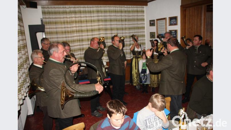 Die Jagdhornbläser der Kreisgruppe Oberviechtach haben sowohl die Hubertusmesse in der Jakobikirche als auch die anschließende Hubertusfeier im Gasthaus Lang in Wildstein musikalisch umrahmt. Bild: frd