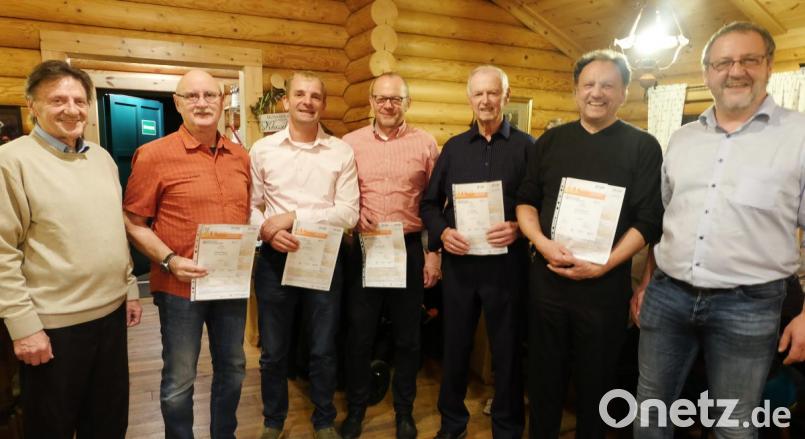 Der neue Präsident Helmut Lindner (rechts) und Trainer Konrad Mauderer (links) überreichten die Urkunden. Die Mitglieder der Sportgruppe ernannten Franz Weiß (Dritter von rechts) zum Ehrenpräsidenten. Bild: ohr