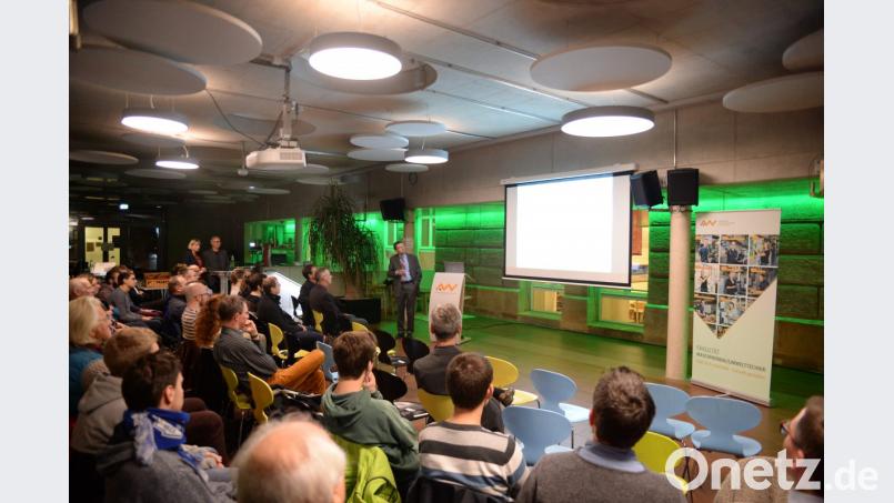 „Was wird aus meinem alten Handy?“ Darüber informiert Professor Mario Mocker vom Fakultätsbereich MBUT an der OTH Amberg-Weiden. Bild: brü