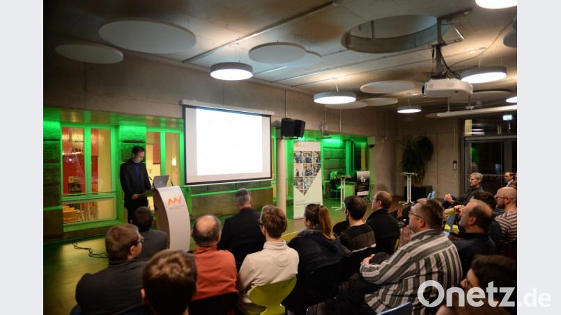 EMI-Fakultätsprofessor Maximilian Kock bei seiner Begrüßung: "Wir freuen uns auf die Zusammenarbeit der Bereiche im Rahmen des Technik-Forums." Bild: brü