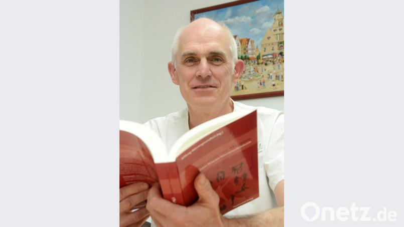 Urologe Professor Theodor Klotz weiß, was Männer gesund hält – und hält sich selbst nicht immer daran. Bild: Gabi Schönberger
