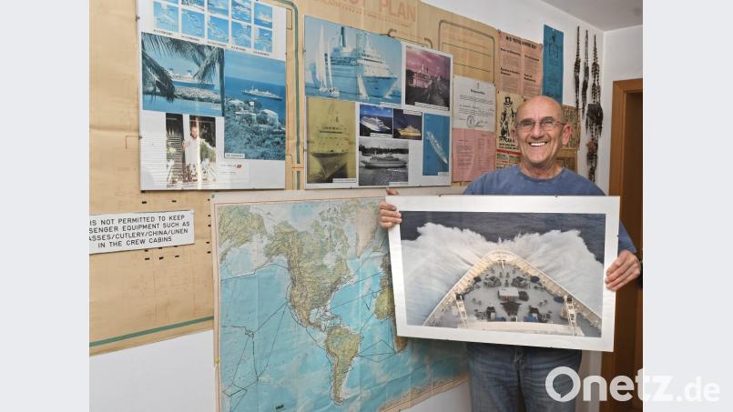 Bilder von Kreuzfahrtschiffen, eine Weltkarte mit den Reiserouten und zahlreiche Andenken sind im ganzen Haus des bei dem ehemaligen Chefpatissiers Ludwig Lindner zu finden. 15 Jahre fuhr er zur See. Bild: Petra Hartl