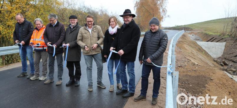 "Freie Fahrt" heißt es nun wieder auf der Gemeindeverbindungsstraße Dürnersdorf-Enzelsberg, nach dem die Neubaumaßnahme abgeschlossen ist. Symbolisch wurde ein weiß-blaues Band durchschnitten: (von links) Helmut Seebauer junior, Klaus Kiefmann, Winfried Legl, Bürgermeister Georg Köppl, Wolfgang Vetter, Julia Schmid, Bürgermeister Martin Prey und Anton Brand. Bild: Götz