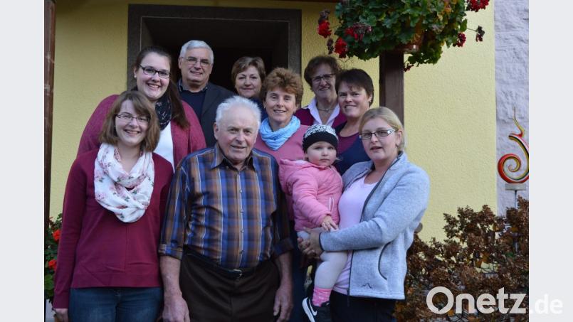 An seinem Ehrentag freute sich Franz Dobmeier (Mitte) über die Glückwünsche von Familie und Ehrengästen. Bild: bej
