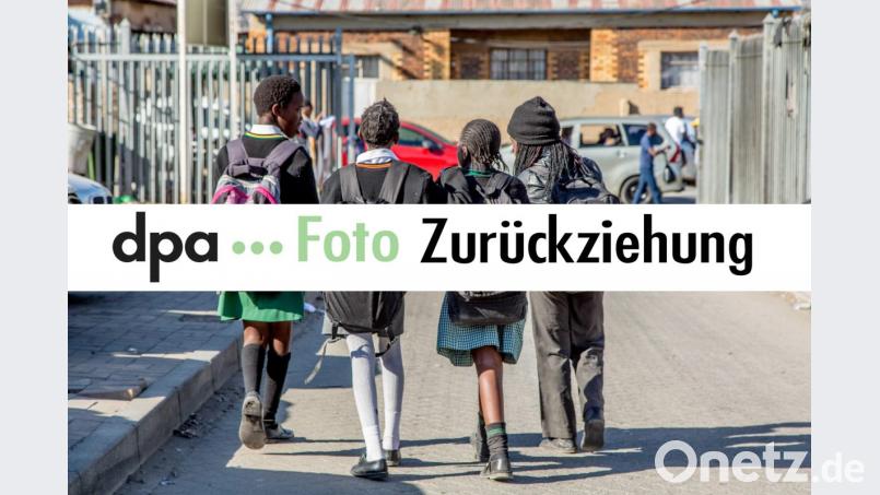 Die dpa war mit der Veröffentlichung dieser Aufnahme einverstanden, zu der sich in der Datenbank der Agentur folgender Hinweis findet: „Sehr geehrte Kunden, bitte benutzen Sie das gesendete Bild zum Artikel ,Junge Taxi-Queens in Südafrika‘ nicht. Es gibt erhebliche Zweifel an einer der verwendeten Quellen in dem Text. Der Bericht entfällt ersatzlos. Somit ziehen wir die Fotos zu dem Bericht ebenfalls zurück. Wir bitten, den Fehler zu entschuldigen. Ihre dpa-Fotoredaktion.“ Bild: Andrea Lindner/dpa