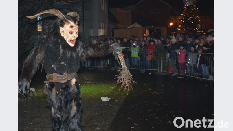 Ein Riesenspektakel war im vergangenen Jahr der Krampuslauf der „Grölldeifl“ in Konnersreuth, ausgerechnet am 5. Dezember, wo traditionell Nikolaus-Hausbesuche des Burschenvereins stattfinden. Bild: jr