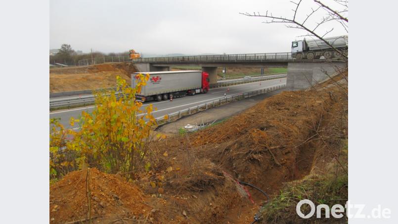 Ihre Stunden sind gezählt: In der Nacht von Samstag auf Sonntag wird die Brücke über die A 93 abgerissen, die Perschen mit Neusath verbindet. Ab etwa 20 Uhr müssen Autofahrer am Samstag mit einer Vollsperrung rechnen. Zu vorbereitenden Arbeiten war die Autobahn teilweise schon am Donnerstag nur einspurig befahrbar. Bild: bl