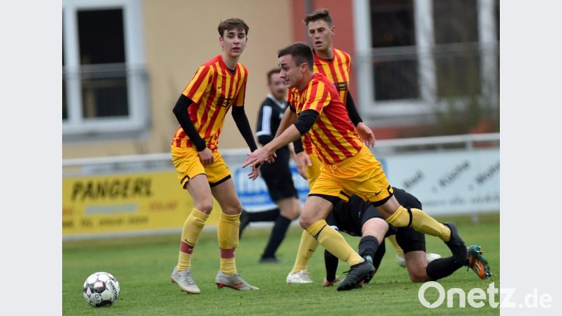 SV Grafenwöhr - Inter Bergsteig Amberg 2:0 vom 4.11.2018

vorne Florian Träger Bild: A. Schwarzmeier