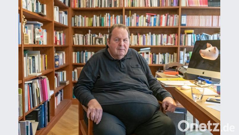 Ein verregneter Oktobertag in Passau: Der Schauspieler und Kabarettist Ottfried Fischer sitzt in seinem Arbeitszimmer schwarz gekleidet am Schreibtisch. Eine Aufnahme anlässlich seines 65. Geburtstags. „Ein Brustfoto hätte gereicht“, meinte ein Leser. Bild: Armin Weigel/dpa