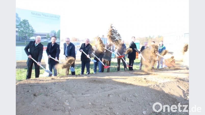 Schwungvoller Spatenstich beim Maschinenring (von links): Heiner Vierling, Tobias Schiller, Landrat Andreas Meier, Oberbürgermeister Kurt Seggewiß, Vorsitzender Sebastian Scharnagl, Architekt Karlheinz Beer, Alexander Würner, Geschäftsführer Wolfgang Härtl, Werner Bäumler, Andreas Karl und Jürgen Schulz. Bild: Lowak