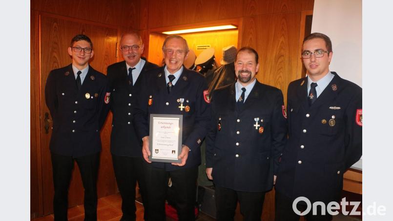 Das neue Ehrenmitglied Franz Schuster aus Edelsfeld (Dritter von links) mit der Führungsriege der Freiwilligen Feuerwehr Edelsfeld. Bild: gru