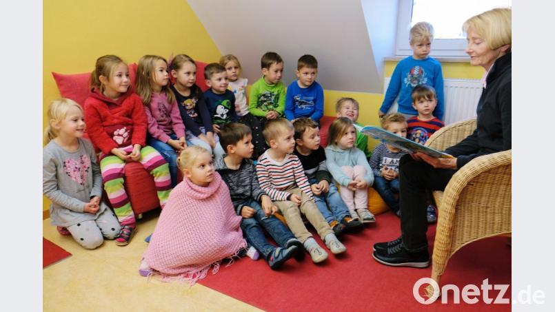 In der Speinsharter Kindertagesstätte hören die Mädchen und Buben Sibylle Stock fasziniert zu. Die ehemalige Lehrerin liest aus dem Bilderbuch „Die kleine Prinzessin und der Drache, der nicht fliegen konnte“ vor. Bild: do