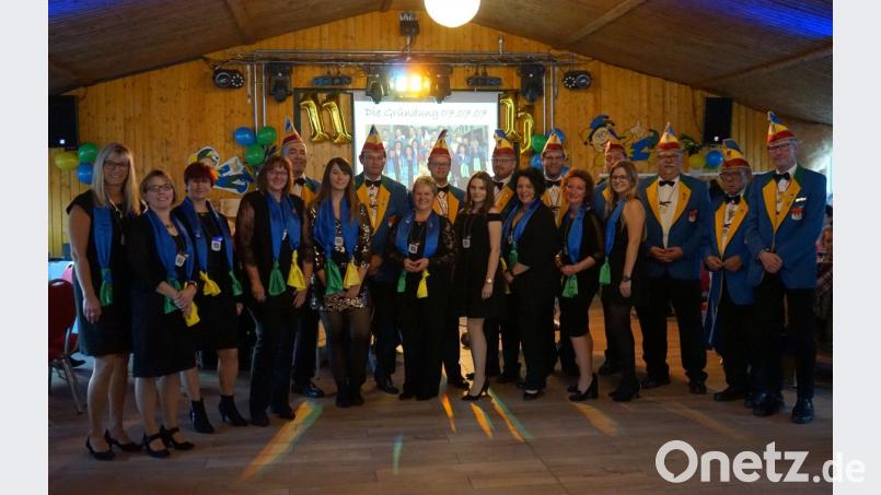 Die Gründungspioniere von damals erhielten für ihre Treue zum Verein hochwertige Anstecknadeln. Bild: abi