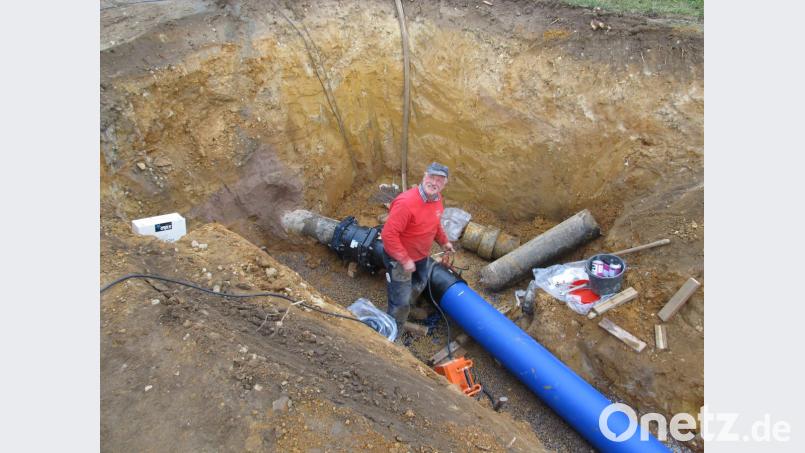 Wegen der Baustelle musste auch die Wasserleitung verlegt werden. Am Donnerstag wurde das letzte Teilstück montiert, jetzt kann das Wasser durch die neuen Rohre fließen. Bild: bl
