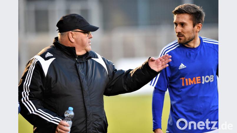 Trainer Rüdiger Fuhrmann (links) gibt Mittelfeldspieler Stephan Herrmann taktische Anweisungen: Die besten Winkelzüge helfen aber nicht weiter, wenn die Etzenrichter Spieler nicht endlich den Ball im gegnerischen Kasten unterbringen – am besten bereits im Heimspiel gegen den SV Neukirchen. Bild: G. Büttner