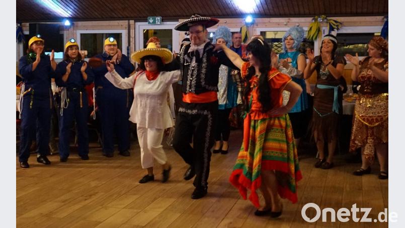 Ein buntes, tänzerisches Medley ihrer bisherigen Auftritte gaben die vereinseigenen Tänzerinnen und Tänzer zum Besten. Bild: abi