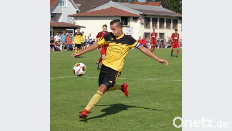Bittere Pille für den FC Tirschenreuth: Torjäger Daniel Lauterbach fällt mit Verdacht auf Kreuzbandriss aus. Am Sonntag empfangen die Kreisstädter die SpVgg Oberkotzau. Bild: Rudi Gebert
