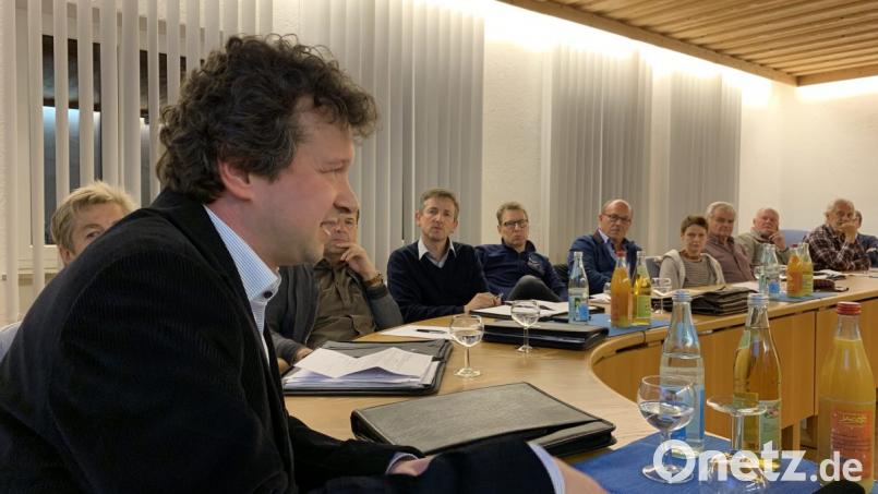 Dr. KÃ¶rner von der Firma IBC SOLAR AG erlÃ¤uterte die PlÃ¤ne fÃ¼r den Bau einer Photovoltaik-FreiflÃ¤chenanlage. Bild: ua