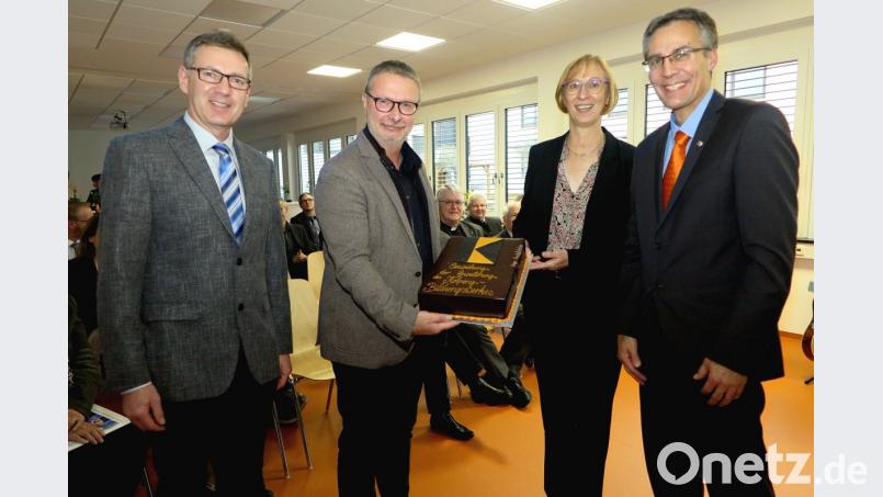 Architekt Alfred Popp (Zweiter von links) überreichte den Vertretern des Kolping-Bildungswerkes, Karl Forster, Christine Jäger und Karl Ziegler (von links) eine Torte in den Kolping-Farben Schwarz und und Orange. Bild: Hirsch