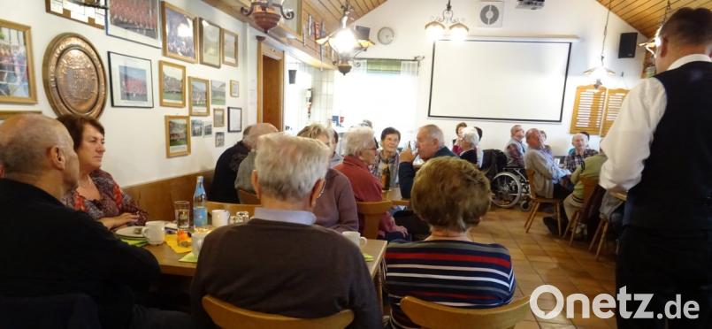 Heimatpfleger Josef Schmaußer aus Hohenkemnath gab bei den Senioren in Hohenburg Einblick ins Brauchtum rund um Allerheiligen. Bild: schß