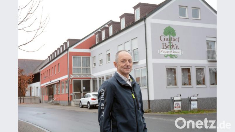 Im Gmeiner-Anwesen wuchs Lothar Hofmann auf, betrieb die Metzgerei und den Gasthof "Zum Beck'n" und war jahrelang Gastgeber zahlreicher Pirker Vereine. Zum Monatsende sperrt er endgültig zu. Bild: Gabi Schönberger