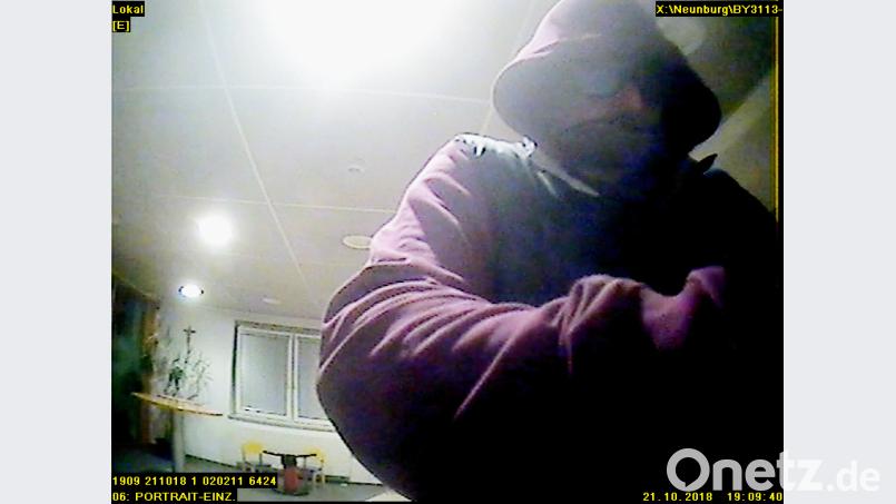 Die Polizei fahndet nach einem Mann. Er hat am 29. Oktober in einer Sparkasse in Neunburg vorm Wald illegal Geld abgehoben Bild: Polizei