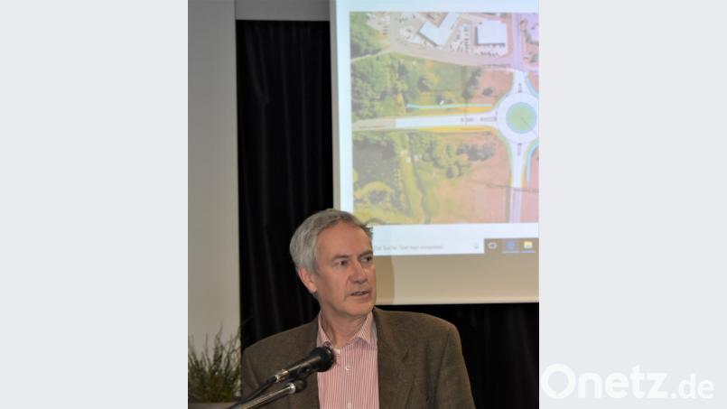 Baudirektor Gerhard Kederer vom Staatlichen Bauamt Amberg-Sulzbach informiert die Grafenwöhrer bei der Bürgerversammlung über den Kreisverkehr. Bild: rgr