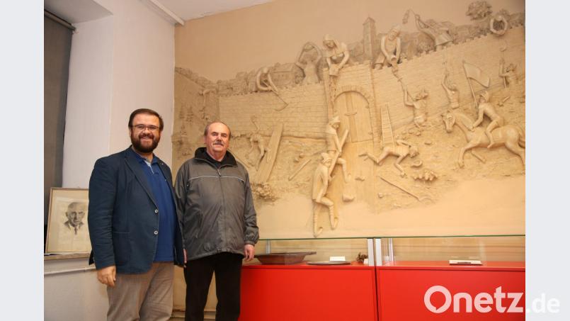 Heimatforscher Hans Walter (links) auf Spurensuche. Josef Neuber aus Zintlhammer, Vorsitzender des Pressather Heimatvereins, zeigt ihm ein großes Wandrelief im Haus der Heimat zur Erinnerung an Agnes Raith. Bei der Schlacht gegen die Schweden 1633 soll sie die Stadt an vorderster Front verteidigt haben. Bild: exb