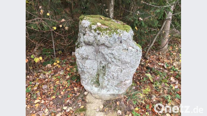 Wie auch im Sagenbuch des Landkreises aufgeführt, sollen unter diesem Stein zwischen Oberndorf und Schlackenhof drei schwedische Soldaten begraben worden sein. Allerdings ist der Brocken vor einigen Jahren im Zuge von Straßenbauarbeiten versetzt worden. Bild: hwk