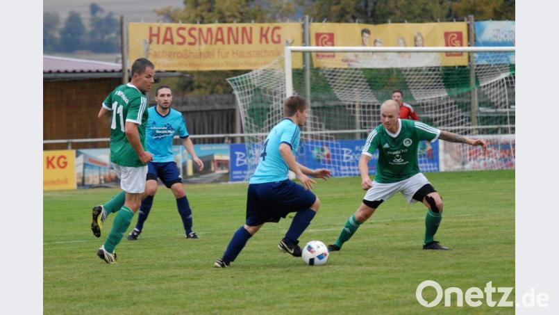 Der TSV Konnersreuth (blaue Trikots, Szene aus der Partie beim SV Mitterteich II) überwintert in der Kreisliga Süd auf Rang drei. Bild: Rudi Gebert
