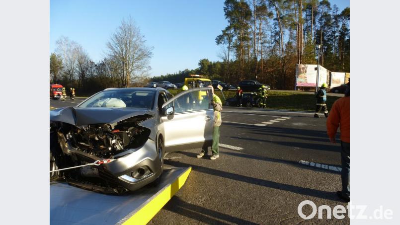 Der Airbag hat den 50-Jährigen trotz des heftigen Zusammenstoßes am Samstag auf der Staatsstraße beim Etzenrichter Sportplatz vor schlimmeren Verletzungen bewahrt. Bild: bk