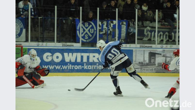 Die Entscheidung in der Verlängerung: Matt Abercrombie zieht ab und trifft zum 5:4 für die Blue Devils gegen den Tabellenzweiten EC Peiting. Bild: gb