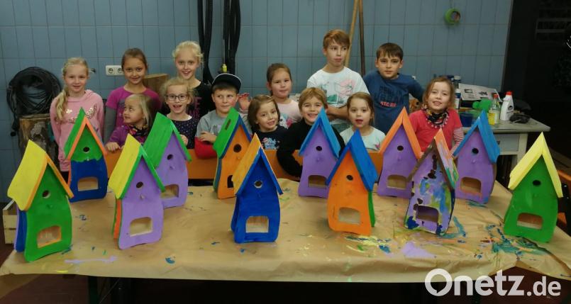 Die Kinder präsentierten stolz ihre fertigen Vogelhäuschen. Bild: exb