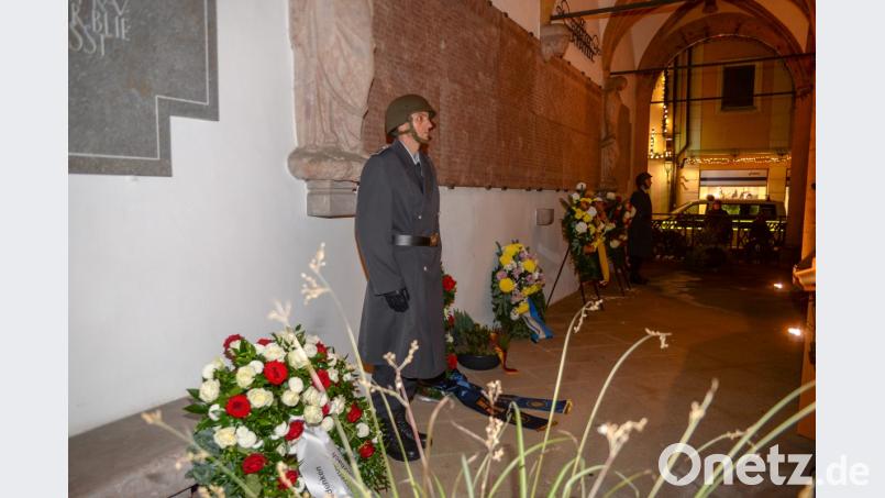 Mit einer Feierstunde am Kriegerdenkmal am Amberger Rathaus wurde der Volkstrauertag in Amberg begangen. Bild: brü