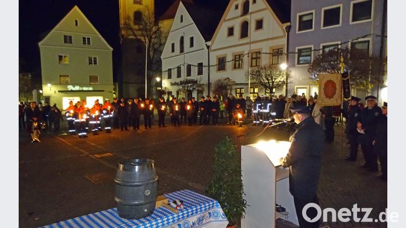 Die Begrüßung der großen Delegation der Neustädter Feuerwehr von zweiten FFW-Vorstand Jürgen Langner in Weiden. Bild: Dobmeier