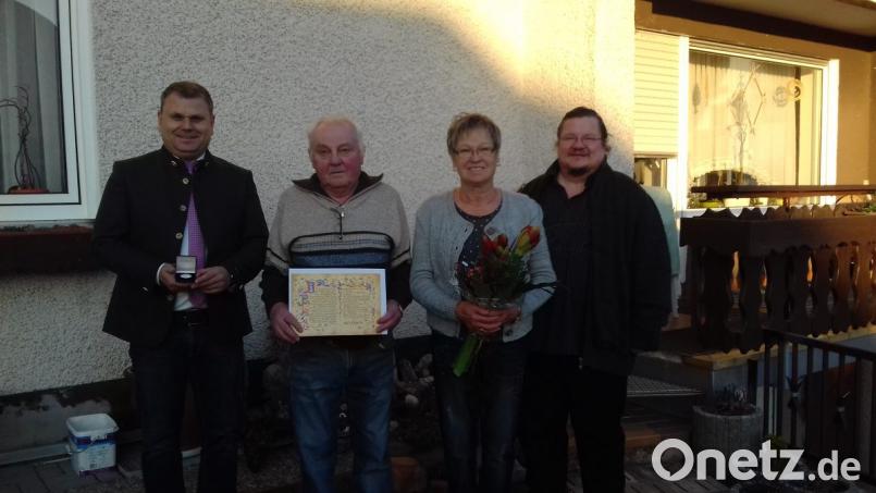Bürgermeister Karlheinz Budnik und das Jubelpaar Josef und Gitte Köllner mit Stadtpfarrer Hubert Bartel. Bild: exb