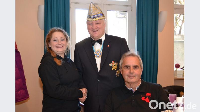 Monique Linke und Horst Fuchs (rechts) mit dem Pressesprecher des Landesverbands Ostbayerischer Faschingsgesellschaften Manfred Enders. Bild: hcz