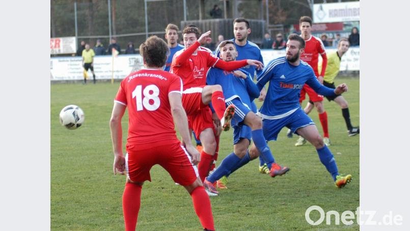 Kurz vor dem Etzenrichter Siegtreffer: Nach einem Durcheinander im Gästestrafraum kam der Ball zu Timo Nürnberger (im Hintergrund) und der erzielte in der Nachspielzeit das 2:1 für den SVE. Bild: otr