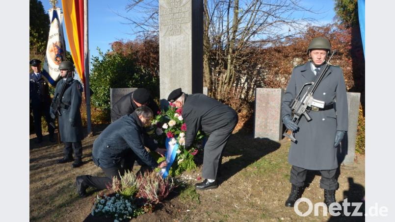 Wie hier am Kriegerdenkmal in Altenstadt legte Bürgermeister Andreas Wutzlhofer auch an den anderen Gedenkstätten in der Großgemeinde einen Kranz nieder. Vereine und Fahnenabordnungen begleiteten die Zeremonie. Bild: dob