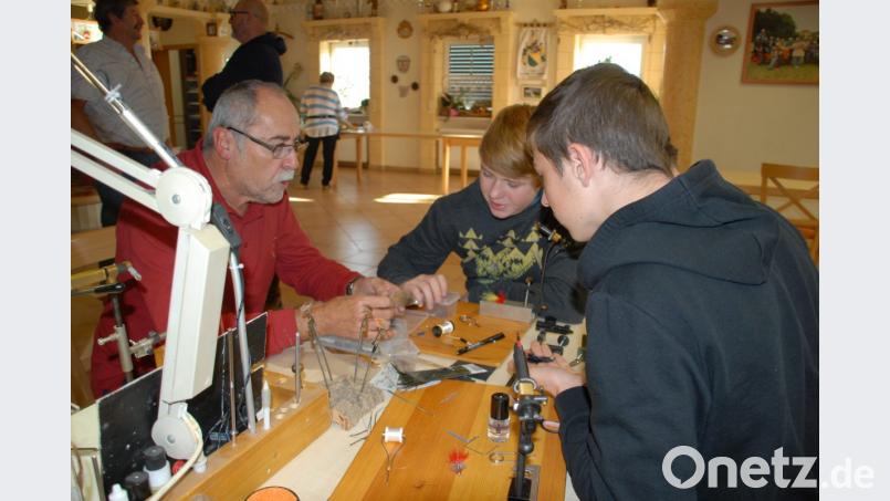 Viel zu sehen, zu lernen und auszuprobieren gibt es auch für die Jugendlichen beim Treffen der Fliegenfischer. Bild: pop