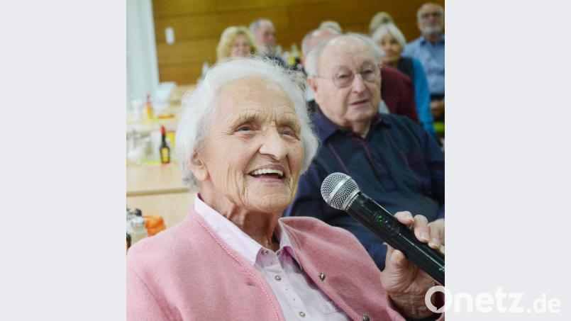 Vor 80 Jahren hat Irmgard Roscher die Sindersberger-Schwestern in ihrem Seifenladen kennengelernt. „Wenn ich mit meiner Mutter dorthin gegangen bin, sind wir unter einer Stunde nicht mehr rausgekommen“, weiß die 92-Jährige, die heute im Sindersberger-Altenheim wohnt. Bild: Gabi Schönberger