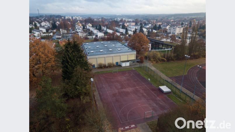 Die neue Dreifachturnhalle wird auf dem Allwetterplatz hinter der alten Halle (Bildmitte) errichtet. Zwischen Laufbahn und Hallenbad (rechts) entsteht der neue Allwetterplatz. Bild: dtr