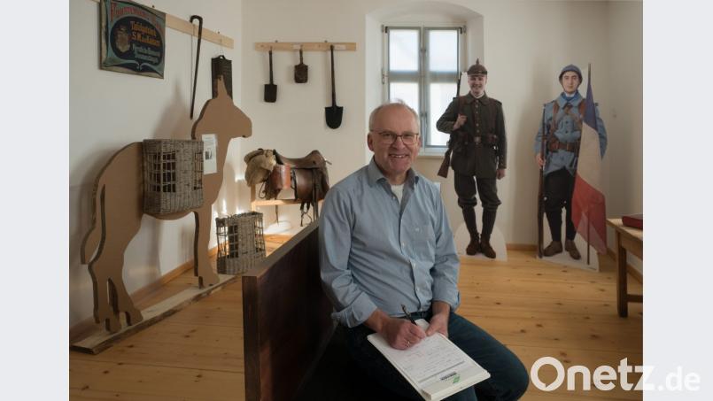 Roland Weis ist einer der vielen Helfer, die die sehenswerte Ausstellung zum Ersten Weltkrieg initiert, organisiert und aufgebaut haben. Bild: tr