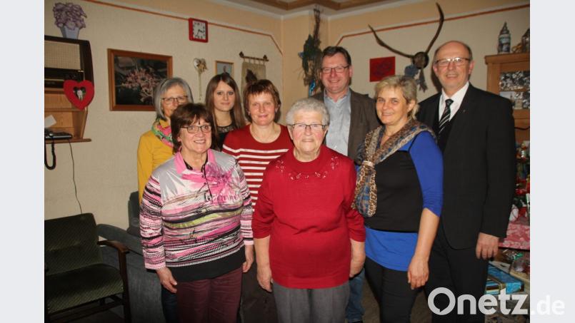 Besonders freute sich Albertina Fuchs an ihrem 85. Geburtstag über den Besuch von (hinten von rechts) Pfarrer Herbert Rösl und Bürgermeister Martin Prey. Bild: frd