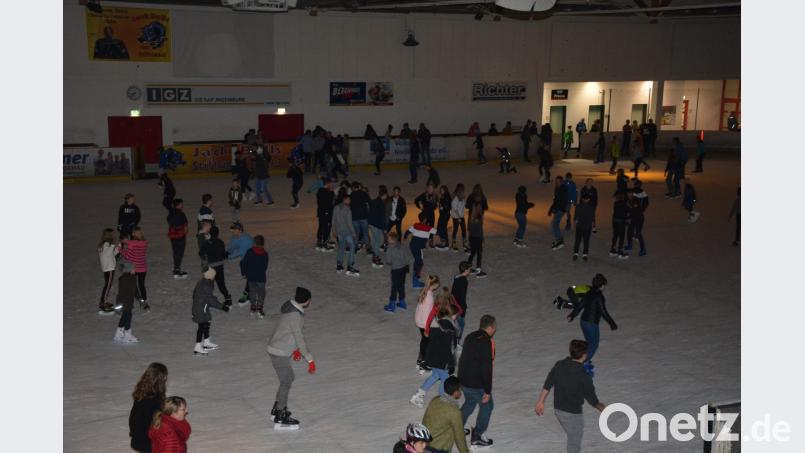 Dunkel wars am Freitagabend zur Familieneisdisco in der Mitterteicher Eissporthalle anlässlich ihres 25-jährigen Bestehens. Rund 500 Eislauffans zogen ihre Runden zur heißen Musik. Bild: jr