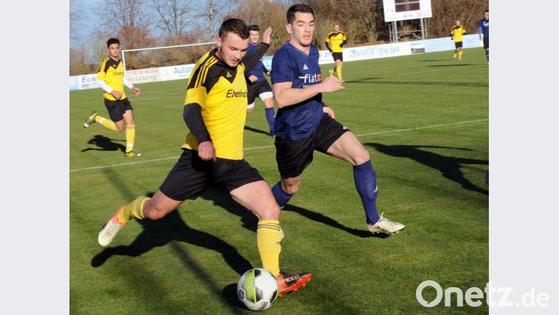 Der SV Poppenreuth besiegte den ATS Kulmbach verdient mit 2:0. Hier zieht Josef Kotrba (links), Schütze des 1:0, ab. Rechts der Kulmbacher Achmet Topal Memet, der in der zweiten Halbzeit die Gelb-Rote Karte sah. Bild: heh